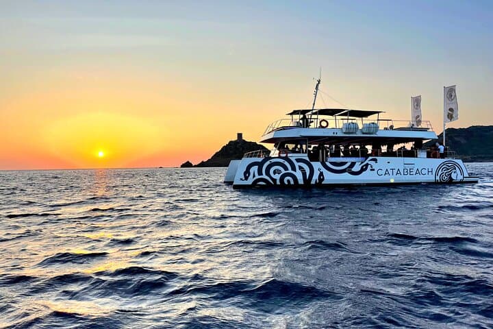 Catamaran Cruise - Bloodthirsty Islands Sunset