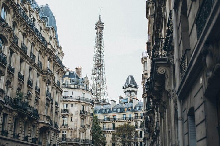 Discover Paris Highlights Adventure with Local Expert