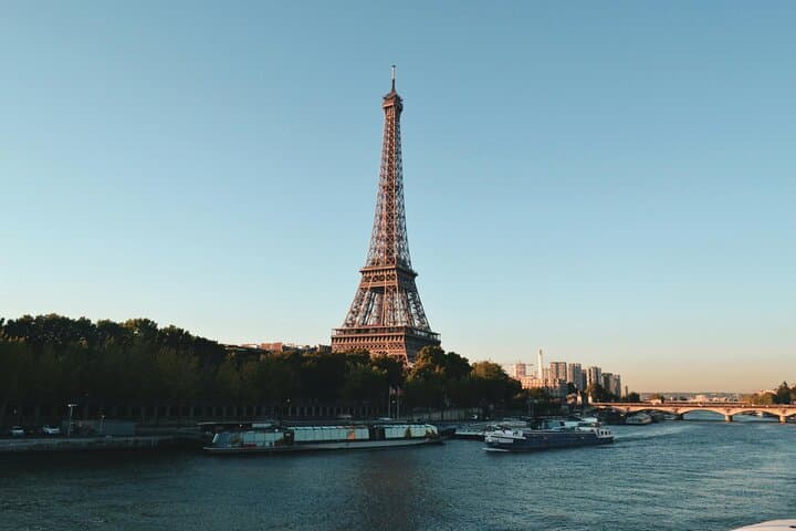 Discover Paris Highlights Adventure with Local Expert