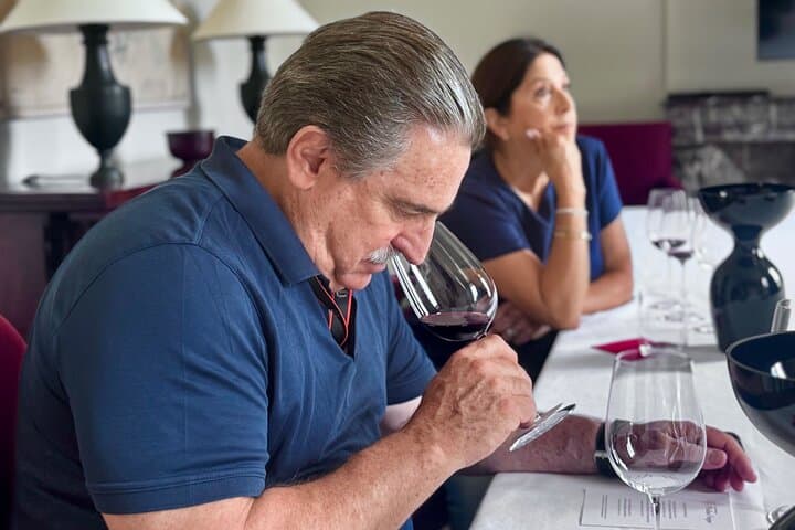 Guided tasting of classified Bordeaux wines in an intimate setting