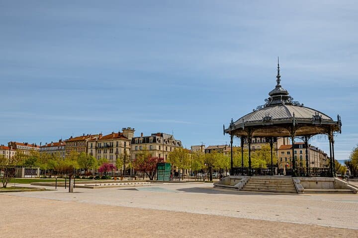 Peynet kiosk: The famous "kiosk of lovers", romantic emblem of the city on the Champ de Mars.