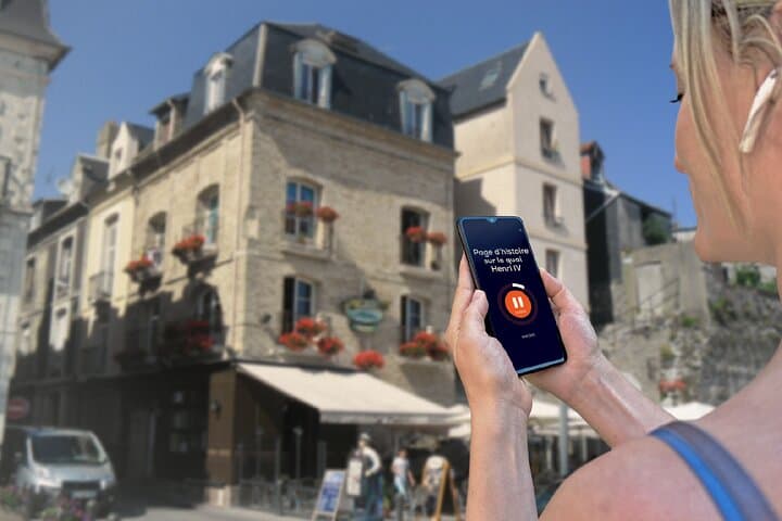 Visit of Dieppe in freedom: Stroll through the busy streets, near the famous Café des Tribunaux.