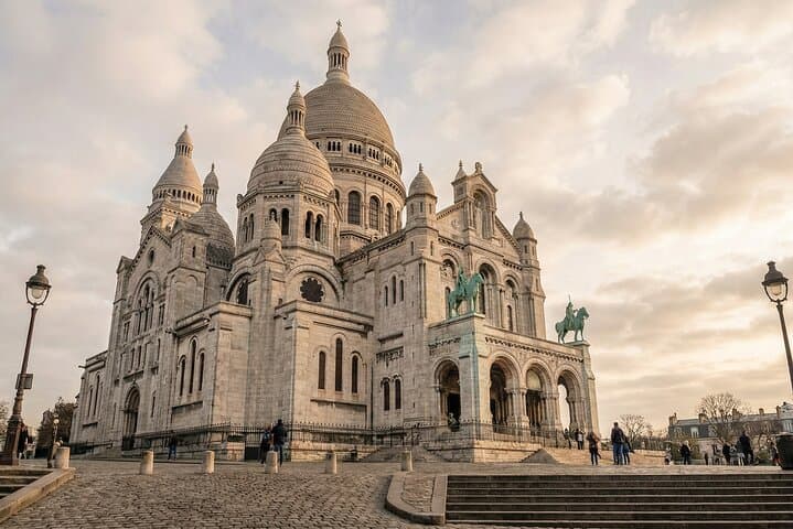 Montmartre Expert-Guided Cultural Walking Tour
