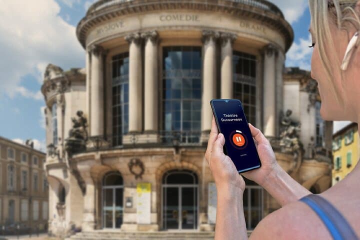 Visit of Agen en Libre: In front of the neoclassical facade of the Théâtre Ducourneau, Place Wilson.