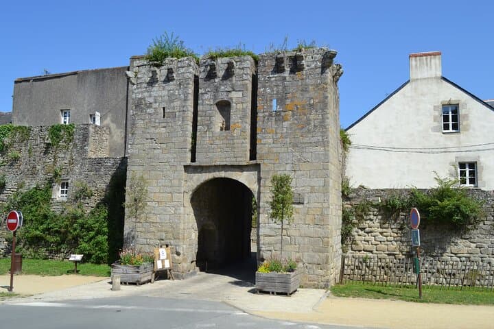 Porte Saint-Michel: The emblematic main entrance of the city (15th century), symbol of the power of the Dukes of Brittany.