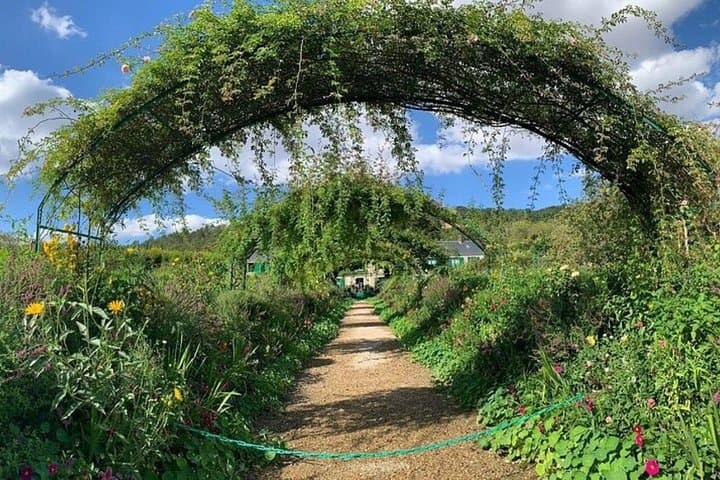 Paris Private Tour Giverny and Monet’s House with Champagne