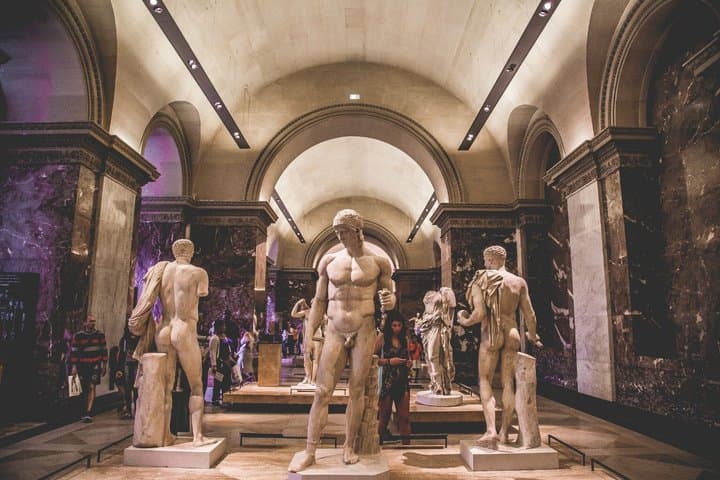 Louvre Museum Experience with Optional Macaron Tasting