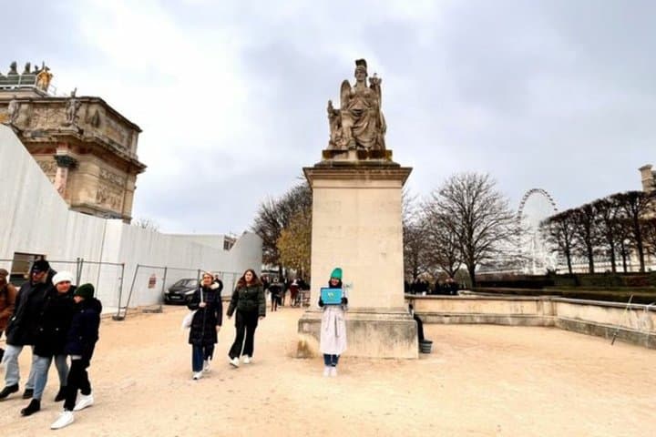 Louvre Museum Experience with Optional Macaron Tasting