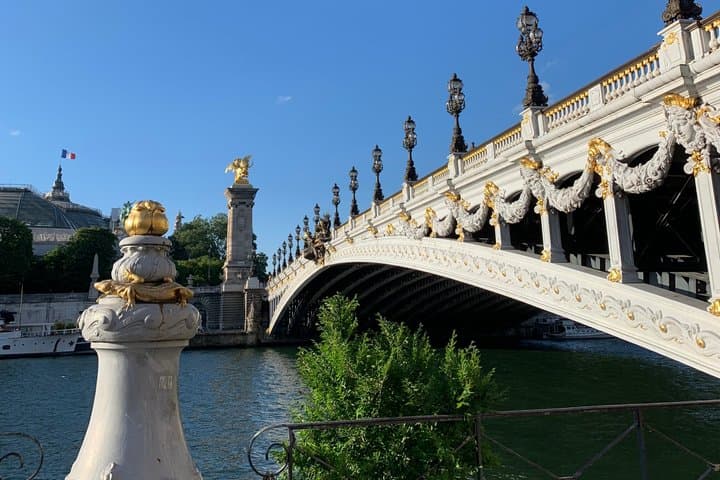 Lunch or Dinner Paris Cruise with private chauffeur transfers