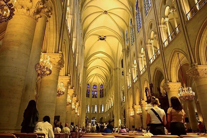 Small Group Notre Dame Cathedral Tour with Scheduled Entry