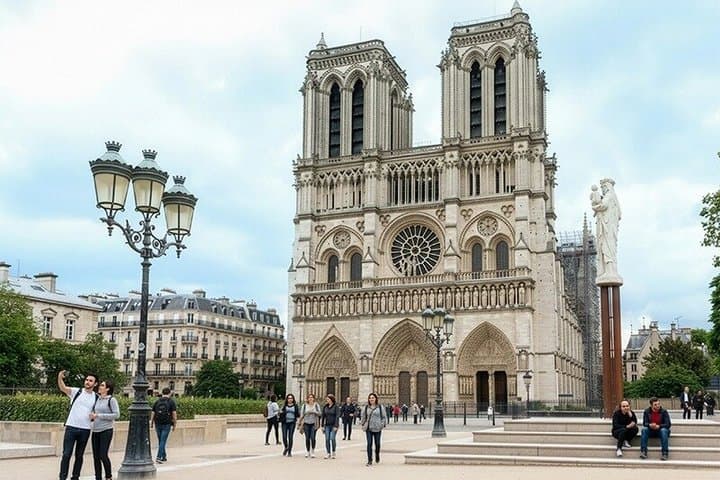 Small Group Notre Dame Cathedral Tour with Scheduled Entry