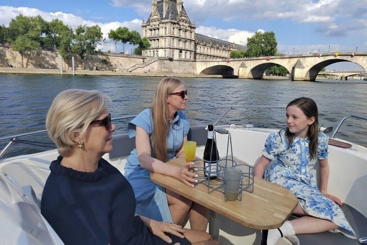 Your Private boat Captain Guide Explore Historical Paris