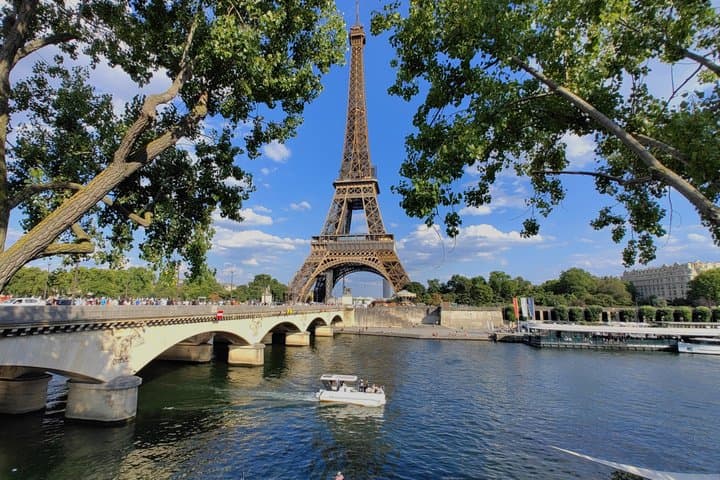2-12 pax Private River Boat Tour in Paris with Rosé and Macarons
