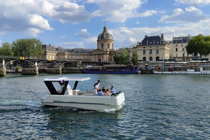 2-12 pax Private River Boat Tour in Paris with Rosé and Macarons