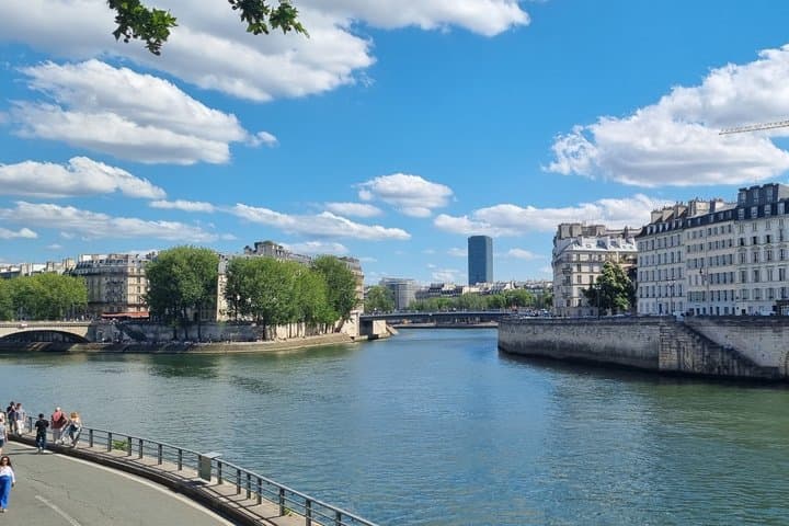 Paris Airport Private Transfer – CDG to City Center with Professional Chauffeur