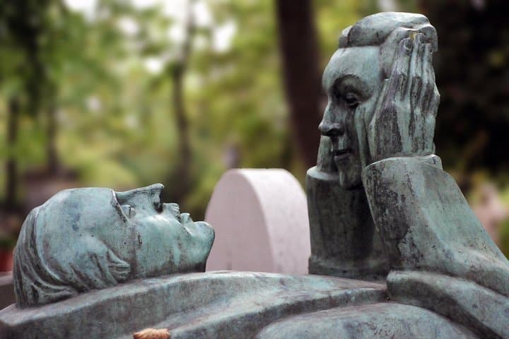 Père-Lachaise Secrets: Become a Cemetery Detective