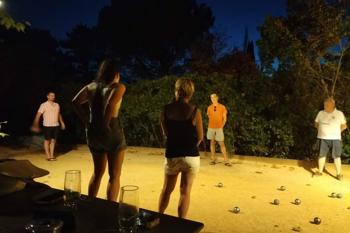 Play pétanque like a true local