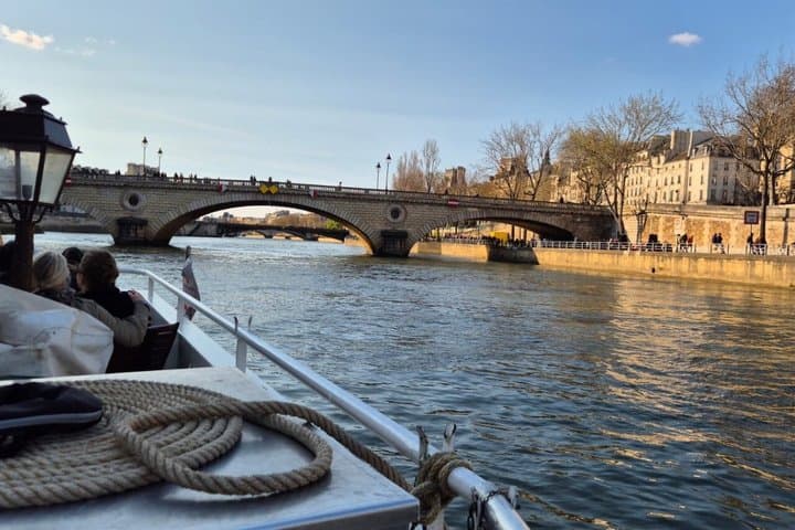 Evening Champagne Seine River Sightseeing Cruise in Paris