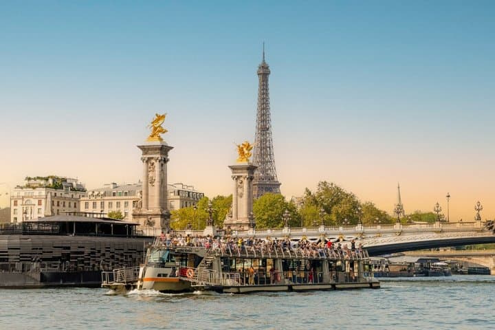 Paris Eiffel Tower District Tour and Seine River Cruise