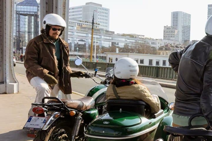 Paris: Shoot a Vertical Video on a Sidecar with a Pro Filmmaker