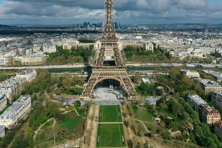 Private transfer from Paris to Beauvais Airport 8 people