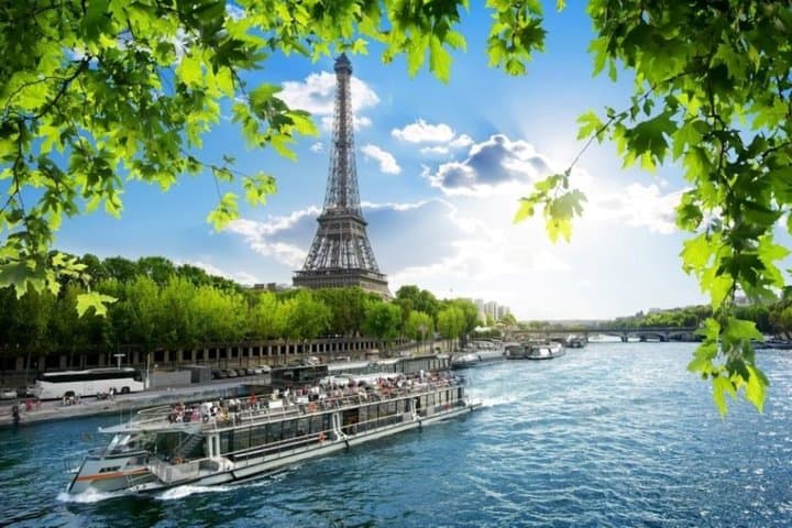 Evening Seine River Cruise with Musical Ambiance