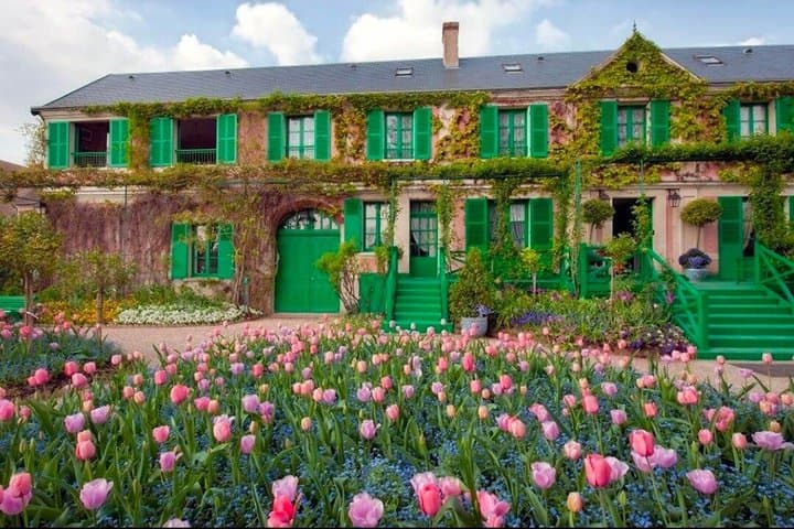 Private chauffeur service from Paris to Normandy 5 am or 10 am
