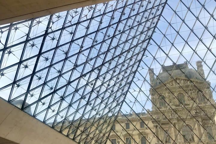 Paris Louvre Museum: Small Group Guided Highlights Tour