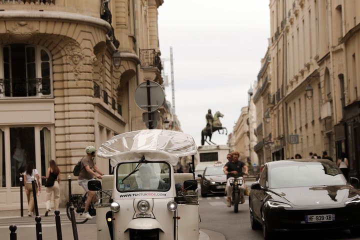 Walk Through the Heart of Paris with Local Guide