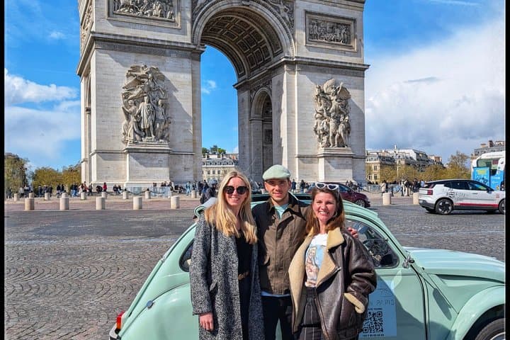 Paris: Guided tour in Citroën 2CV by night and day