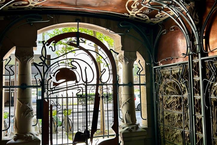 From Busy Paris To Quiet Paris : An Afternoon Stroll With A Local
