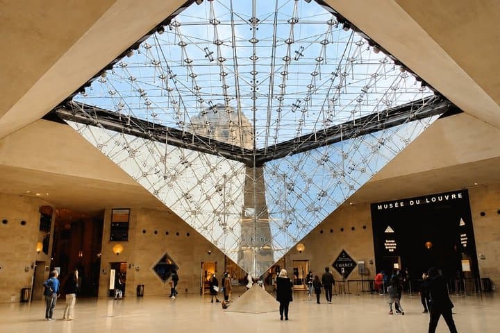 Louvre Museum VIP Group Tour and Optional Airport Transfer