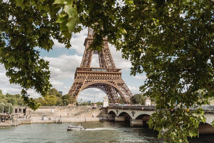 Paris City Tour to Eiffel Tower Ile de la Cite and Louvre Access