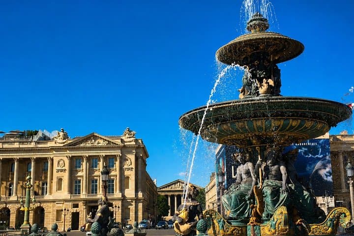 Escape outdoor game to visit around the Opera