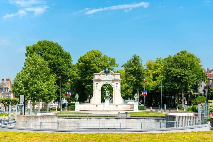 Hello Chartres: Private 2-Hour Intro City Walk with Local Guide