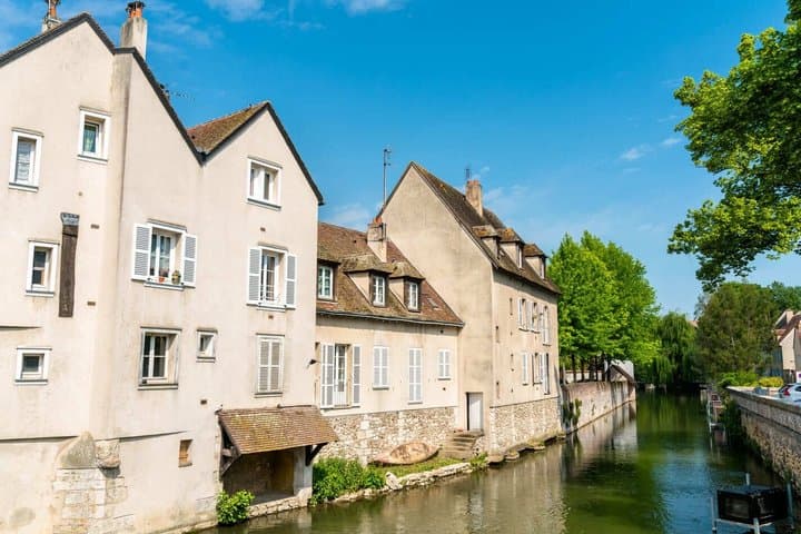 Hello Chartres: Private 2-Hour Intro City Walk with Local Guide