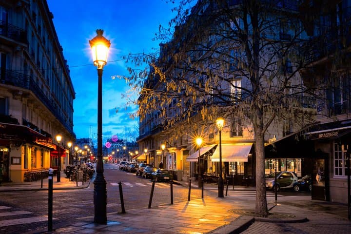 Paris Dark History Night Tour with Wine and Cheese
