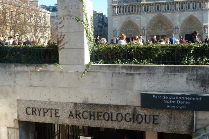 Paris Notre Dame Outdoor Tour with Archeological Crypt
