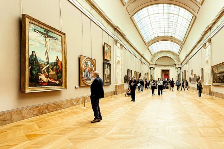 Louvre Museum Small Group Guided Tour with Reserved Entry