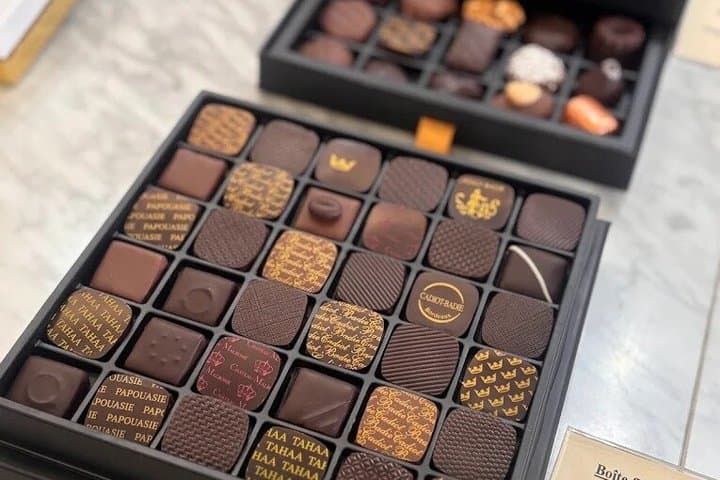 Bordeaux Walking Tour with Sweet Treat Tastings
