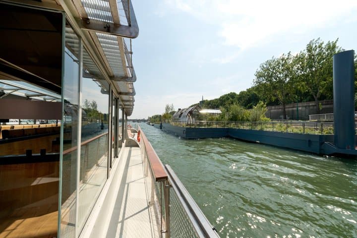 Paris Evening Seine Cruise and Complimentary Photo Shoot