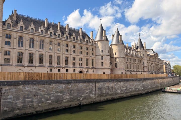 Ile de la Cite and Notre Dame Exterior Walking Tour