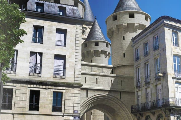 Stroll in old Bordeaux between real and virtual