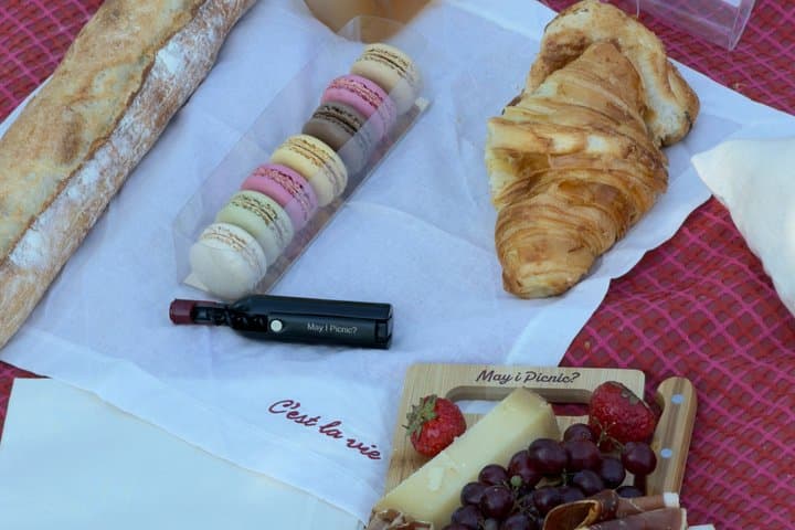 Walking tour with a picnic in Paris, the picnic of your dreams