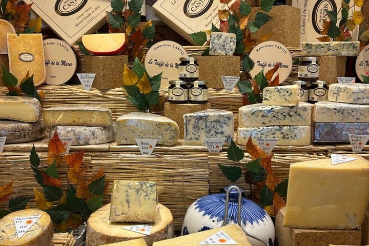 Walking tour with a picnic in Paris, the picnic of your dreams
