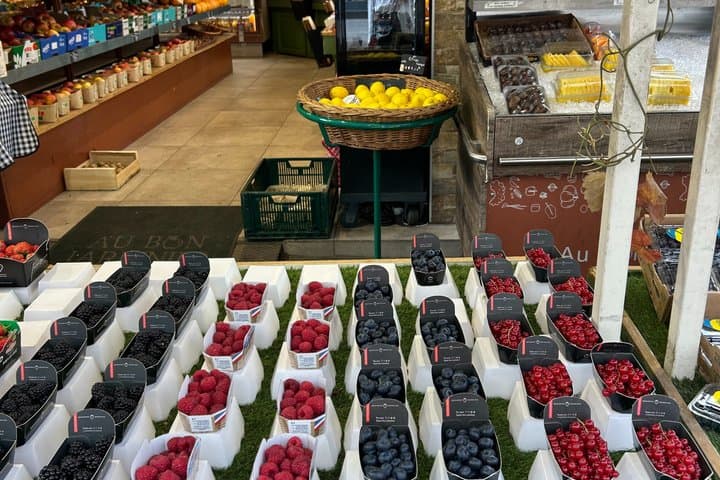 Walking tour with a picnic in Paris, the picnic of your dreams